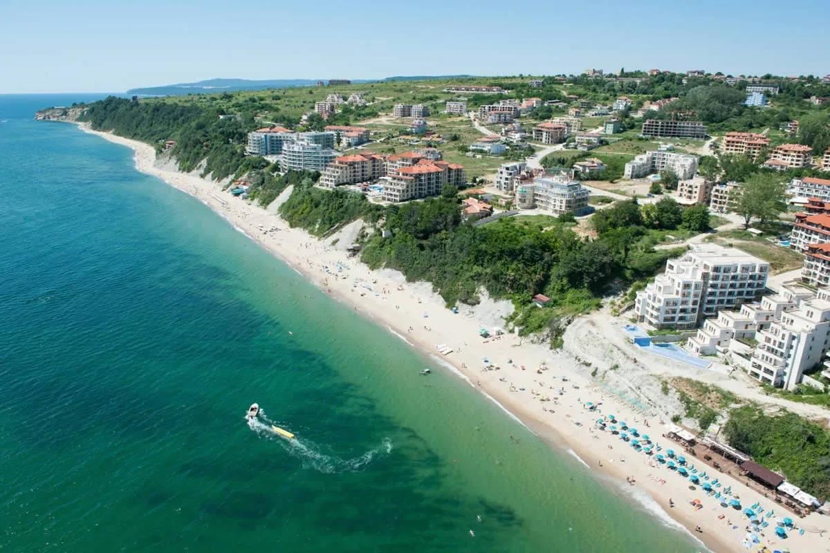 Morska panorama i komfort zaledwie 100 metrów od plaży! Umeblowany apartament z jedną sypialnią w kompleksie w Białej
