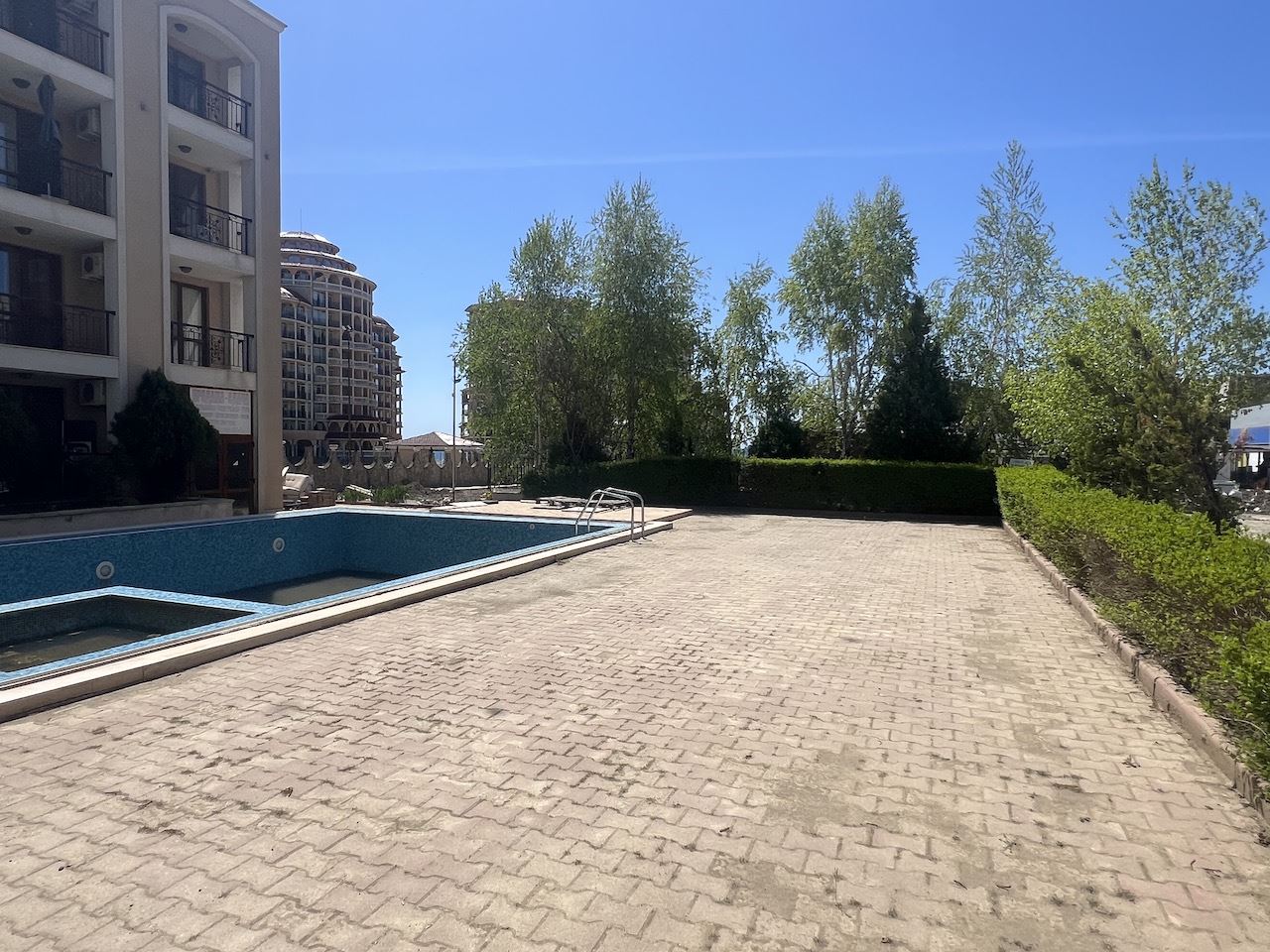 Przytulne studio w sercu Elenite – zaledwie kilka minut od plaży, w zamkniętym kompleksie z basenem i doskonałymi udogodnieniami