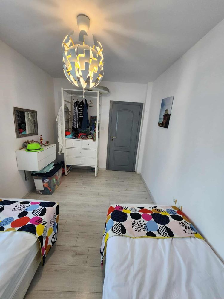 Apartament z dwiema sypialniami z widokiem na basen w Sveti Vlas – komfort, styl i doskonała lokalizacja