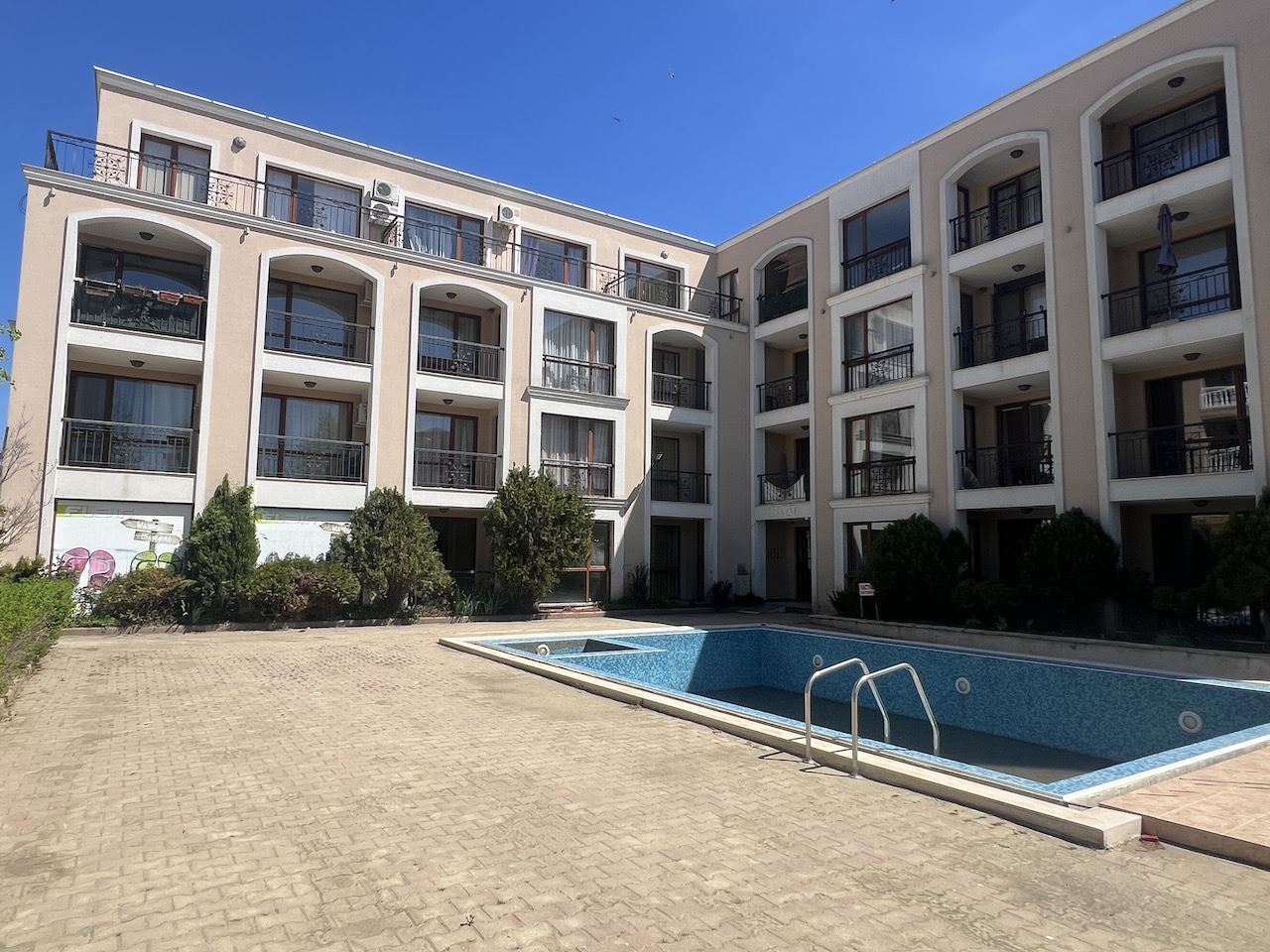 Przytulne studio w sercu Elenite – zaledwie kilka minut od plaży, w zamkniętym kompleksie z basenem i doskonałymi udogodnieniami