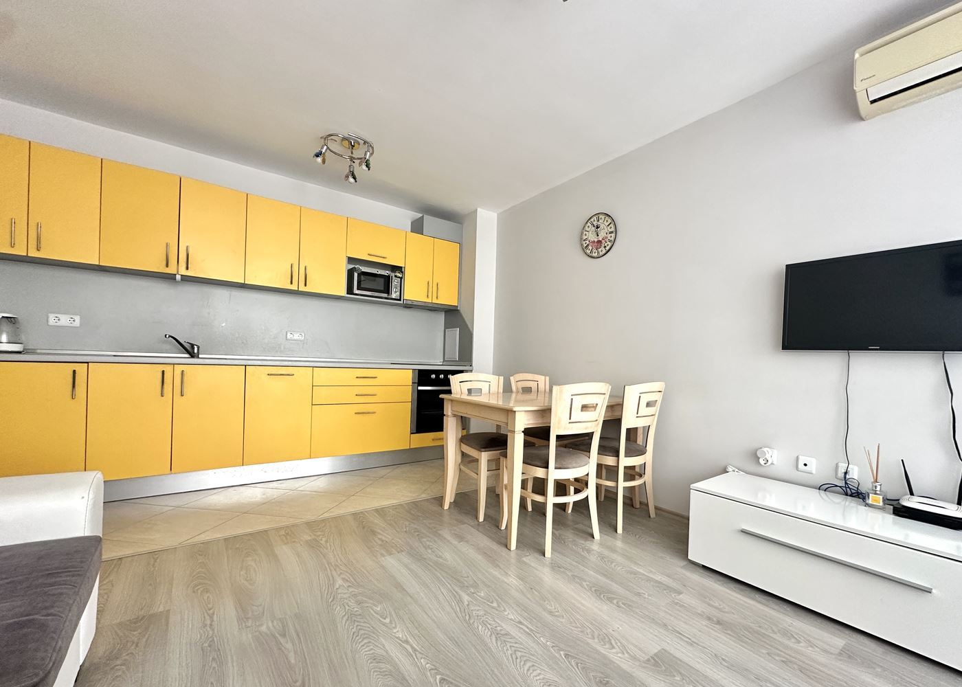 Mieszkanie z jedną sypialnią 100 m od plaży w Pomorie – komfort, wygoda i widok na morze