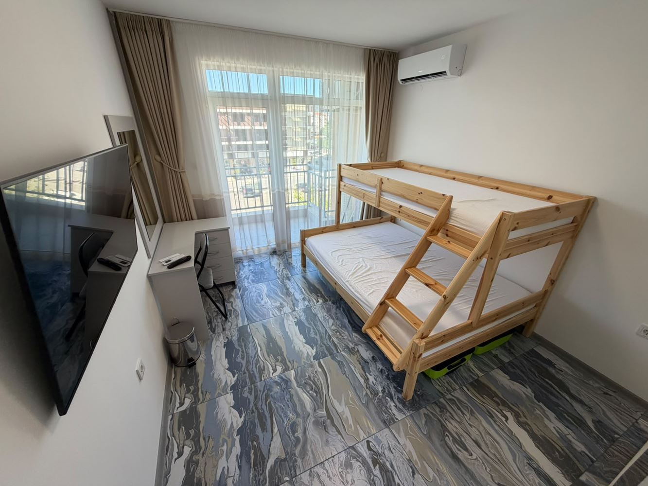 Przestronny apartament z dwiema sypialniami i widokiem na basen w Słonecznym Brzegu – doskonały wybór dla rodziny i inwestycji