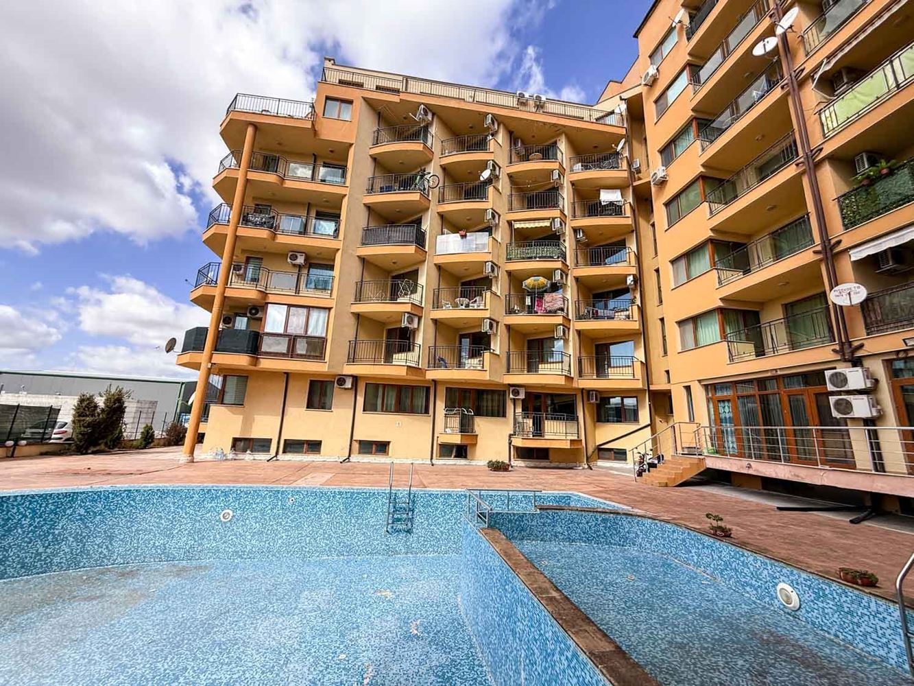 Słoneczny Brzeg: przytulny apartament z jedną sypialnią z niską opłatą za utrzymanie
