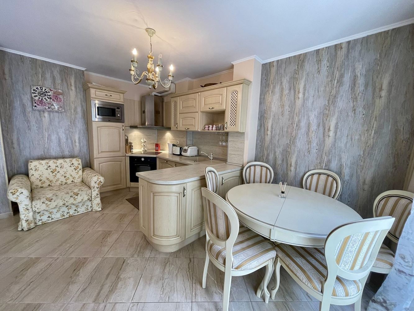 Luksusowy maisonette z ogrodem w elitarnym kompleksie – komfort i relaks blisko morza