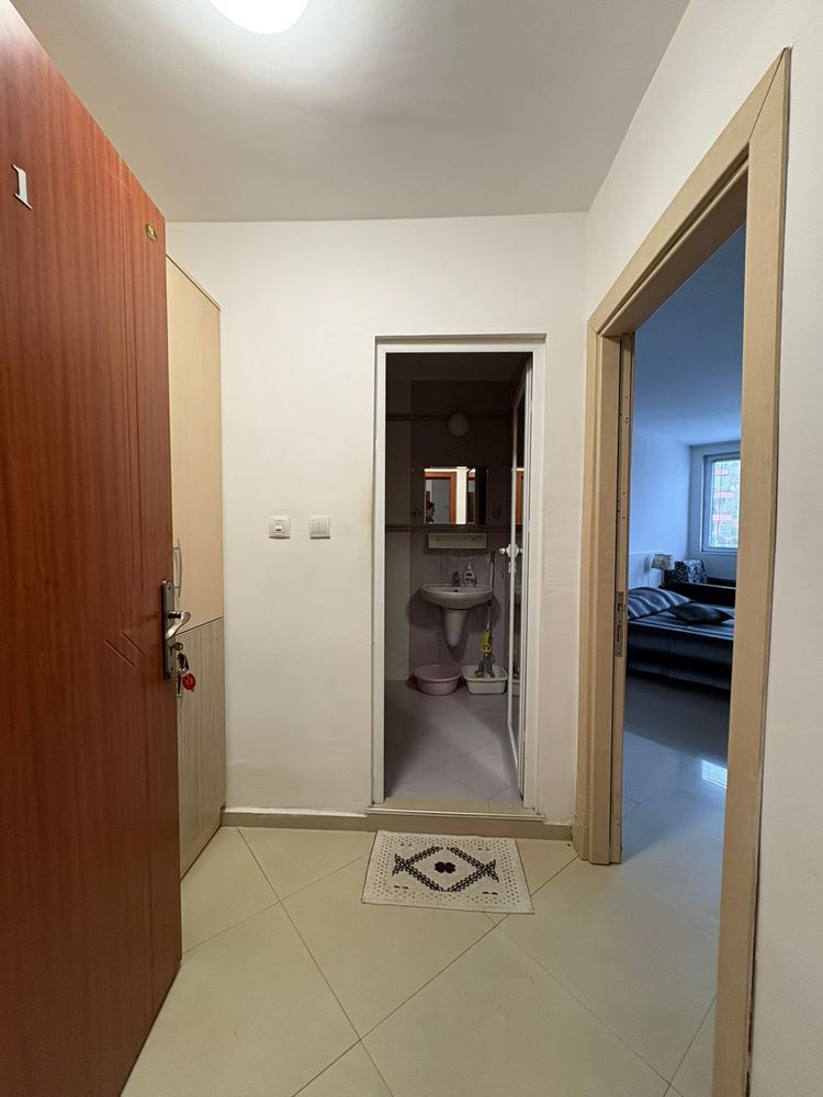  Przestronna, w pełni umeblowana kawalerka w Pomorie – ekspozycja wschodnia i doskonała lokalizacja 400 m od morza