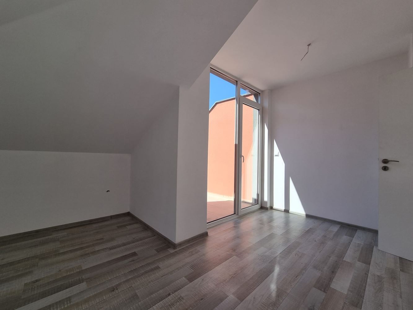 Jasne i nowoczesne mieszkanie w doskonałej lokalizacji – połączenie komfortu, natury i nadmorskiego klimatu