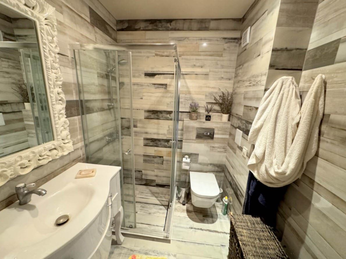 Apartament z dwoma sypialniami w prestiżowym kompleksie zamkniętym w Świętym Własie – pierwsza linia komfortu i natury