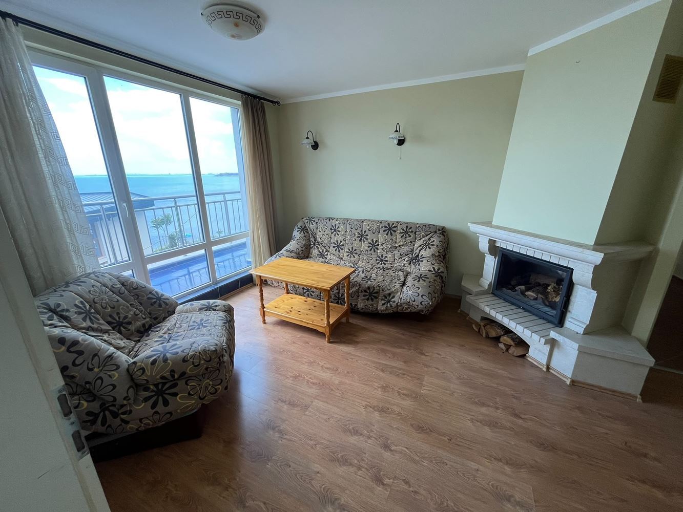 Apartament z dwiema sypialniami w pierwszej linii brzegowej w Pomorie z imponującą panoramą morza