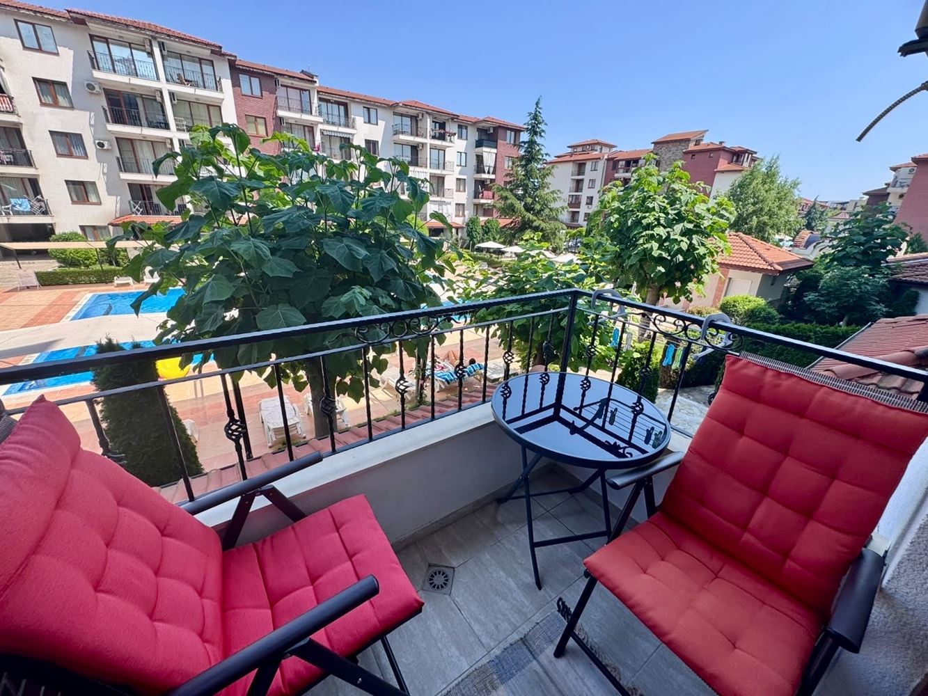 Komfortowy apartament z jedną sypialnią, przestronnym tarasem i widokiem na basen w luksusowym kompleksie w Nesebyrze