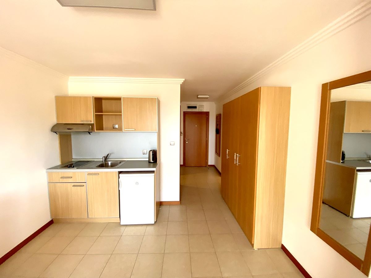 Mieszkanie dwupokojowe (z jedną sypialnią) w pierwszej linii morza w Ravda – luksus, natura i widok na basen