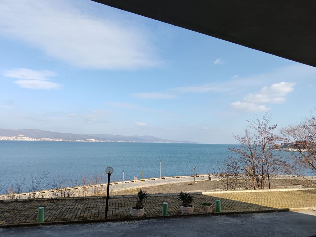 Pierwsza linia brzegowa w Nesebyrze – apartament z jedną sypialnią z bezpośrednim widokiem na morze, gotowy do zamieszkania