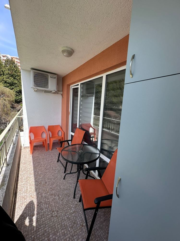 Dwupokojowe mieszkanie z częściowym widokiem na morze w Sveti Vlas – umeblowane, po remoncie, w luksusowym kompleksie zamkniętym