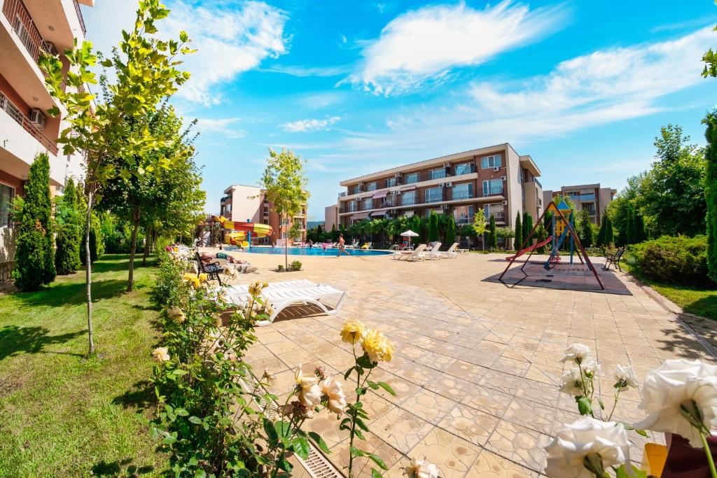 Praktyczne i przytulne studio w Słonecznym Brzegu – komfort i spokój z widokiem na basen