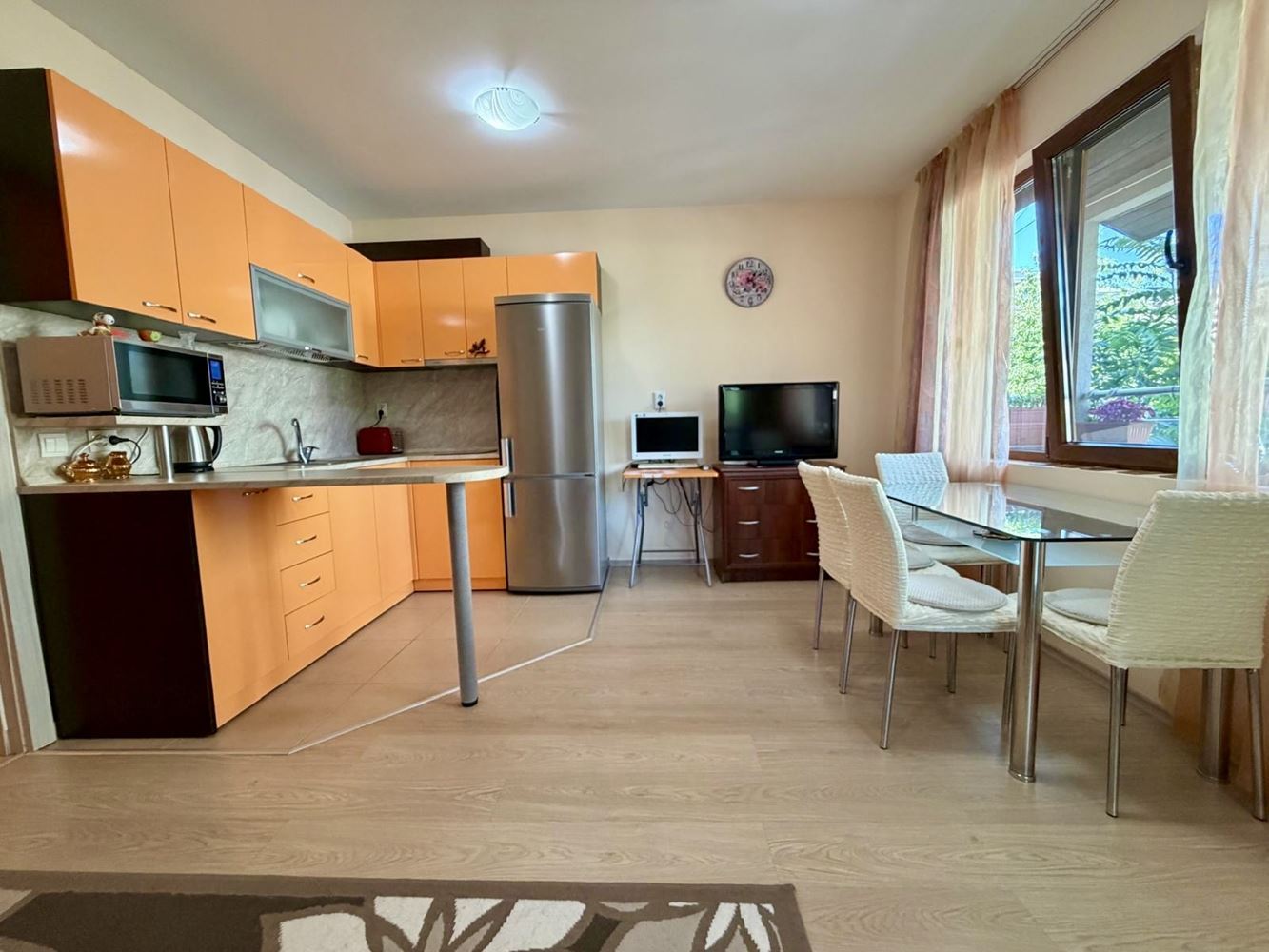 Sarafovo – przestronny apartament z jedną sypialnią, Aktem 16, minimalną opłatą za utrzymanie i pełnym umeblowaniem