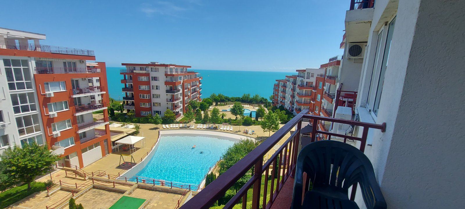 Przestronny apartament z dwiema sypialniami i widokiem na morze w pierwszej linii brzegowej – gotowy do zamieszkania