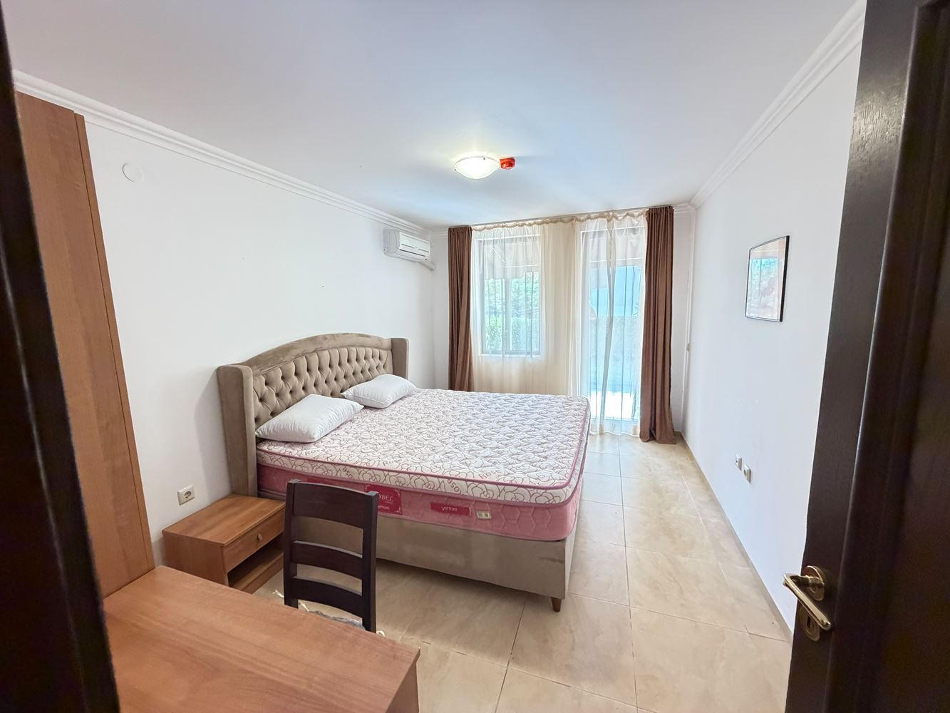 Apartament w pierwszej linii brzegowej z bezpośrednim dostępem do plaży w Sveti Vlas – prywatny ogródek przy apartamencie