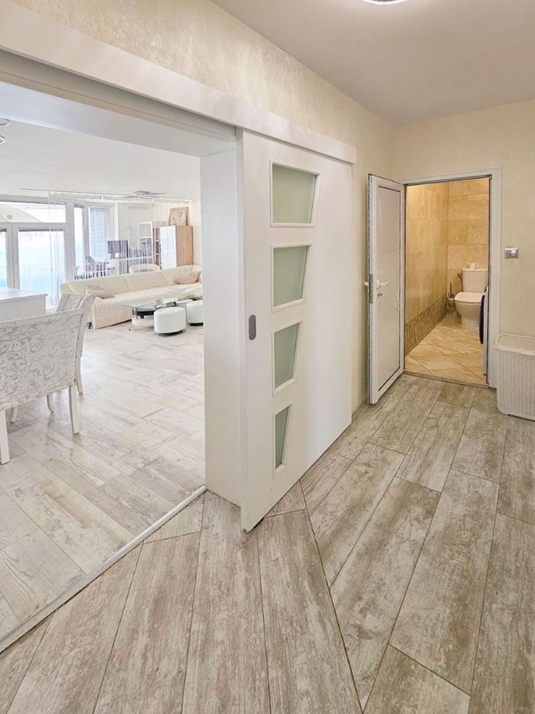 Luksusowy apartament trzypokojowy z widokiem na morze na pierwszej linii w Rawdzie – 114 m², dwa tarasy i pełen komfort