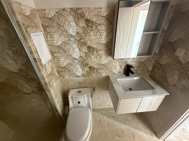 Nowe mieszkanie z jedną sypialnią i przestronnym balkonem w nowoczesnym kompleksie w Rawdzie