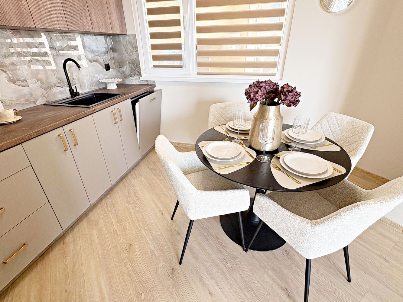 Dwa niezależne przestrzenie mieszkalne z widokiem na morze w centrum Świętego Własu – designerskie wnętrze i własne miejsce parkingowe