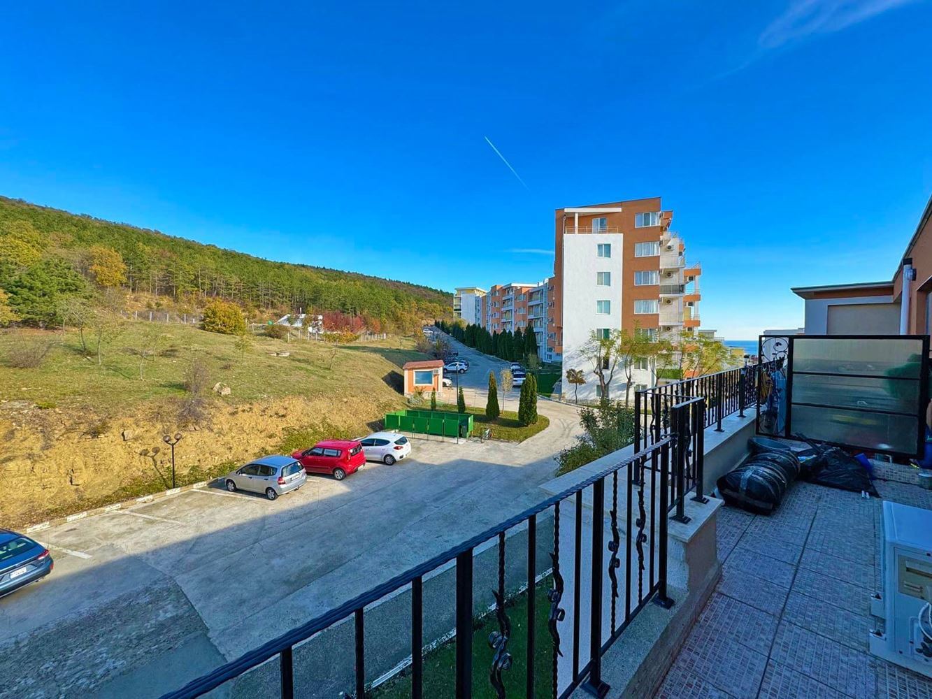 Przestronny apartament z dwiema sypialniami z panoramicznym widokiem na morze i góry – gotowy do zamieszkania