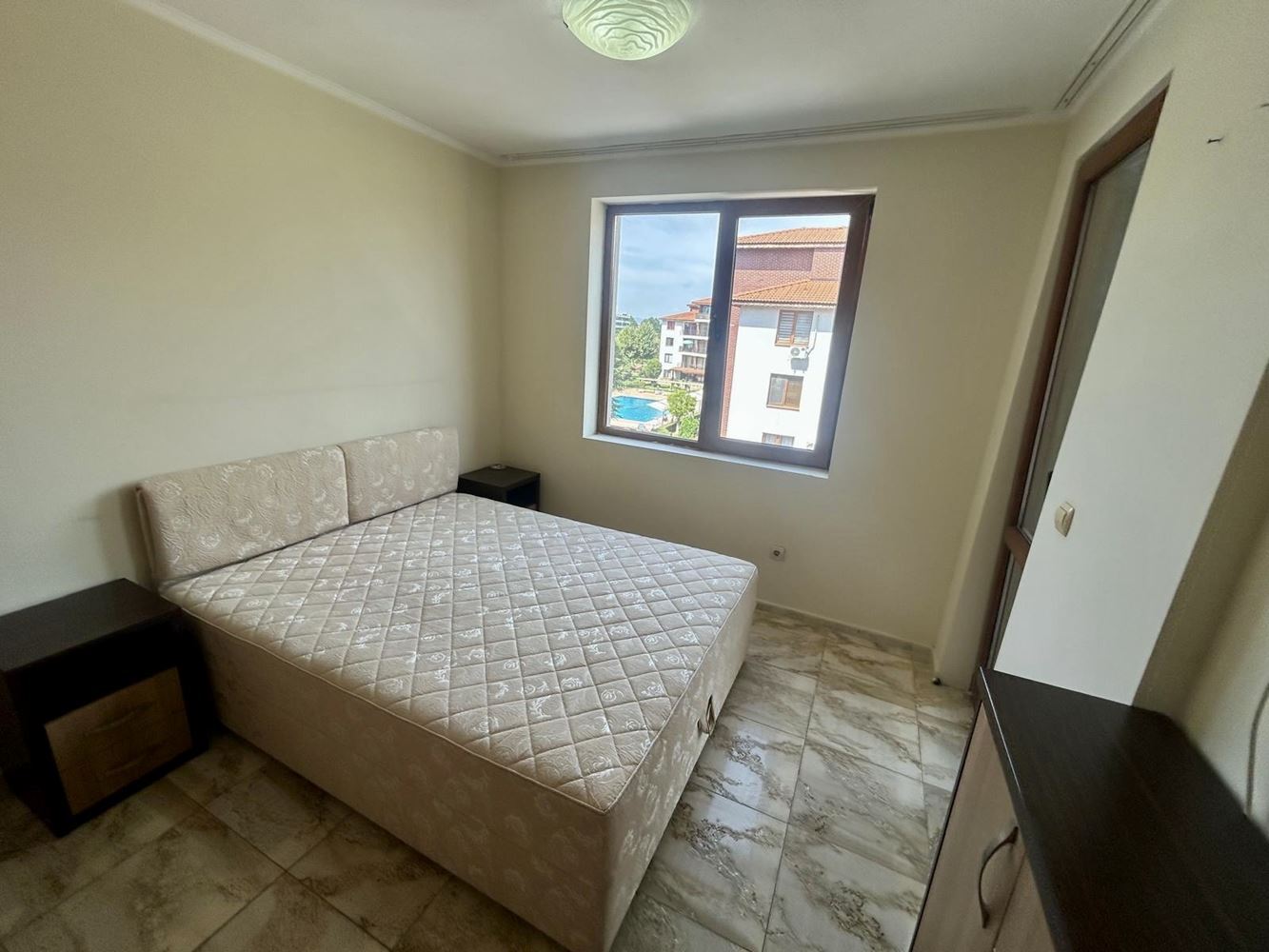 Przestronny apartament z dwiema sypialniami w Nesebyrze – dwa tarasy i możliwość wydzielenia trzeciej sypialni