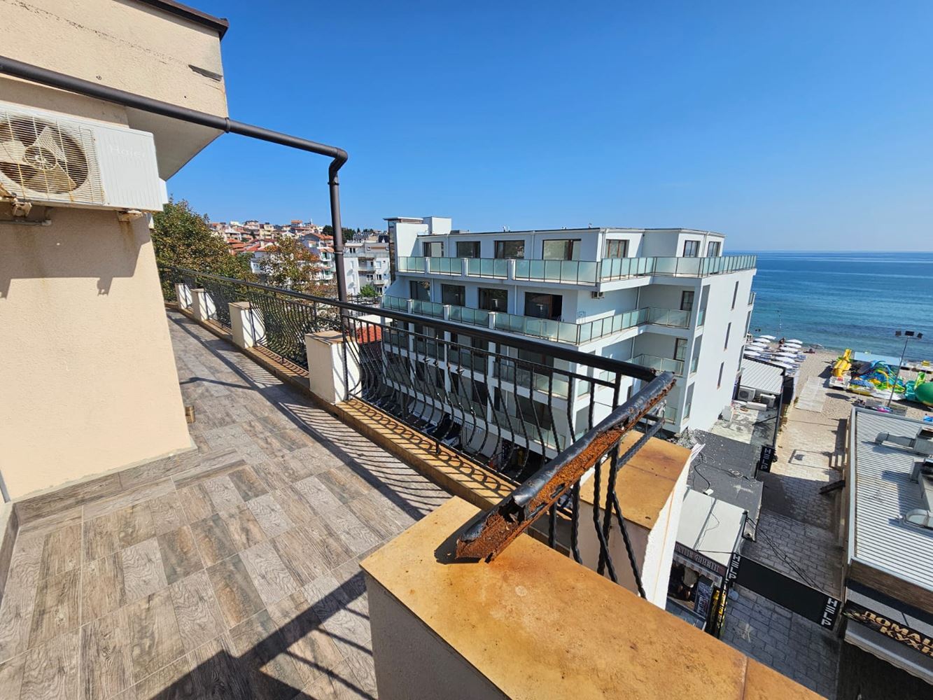 Przestronny apartament z trzema sypialniami na pierwszej linii morza w Sozopolu z wyjątkowym panoramicznym tarasem