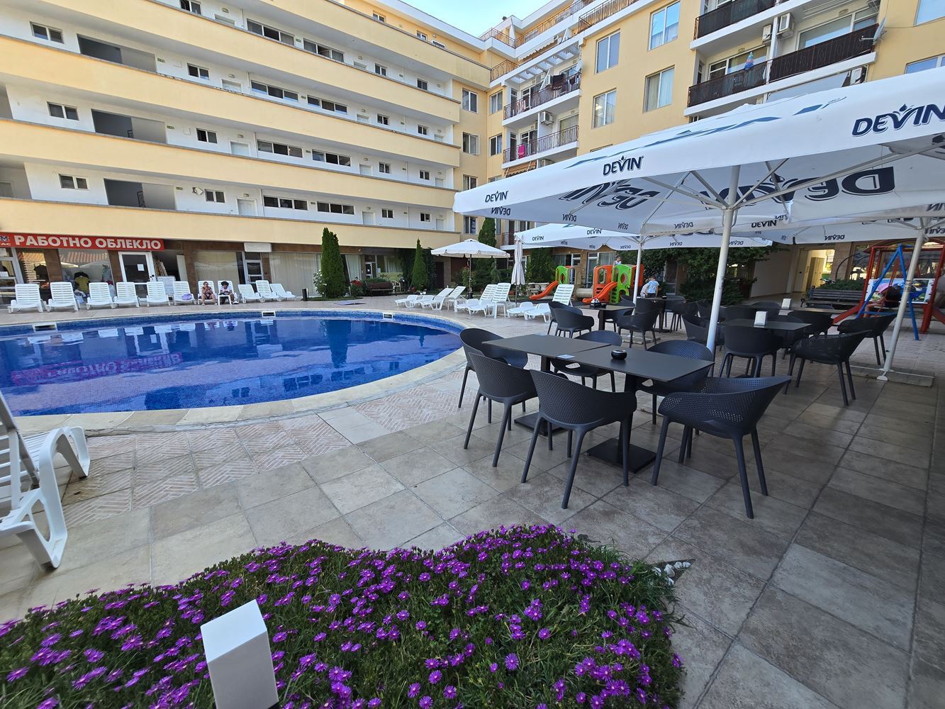 Dwupoziomowy apartament z pięknym widokiem na morze w Słonecznym Brzegu – doskonała lokalizacja zaledwie 200 metrów od plaży
