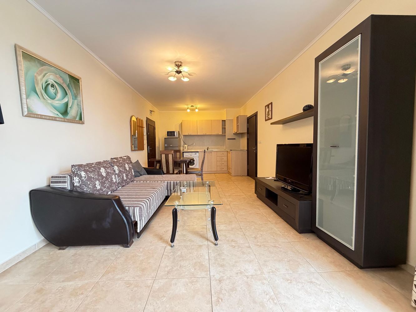 Apartament z dwiema sypialniami i widokiem na basen w Nesebyrze – przestrzeń, komfort i doskonała lokalizacja zaledwie 300 metrów od morza