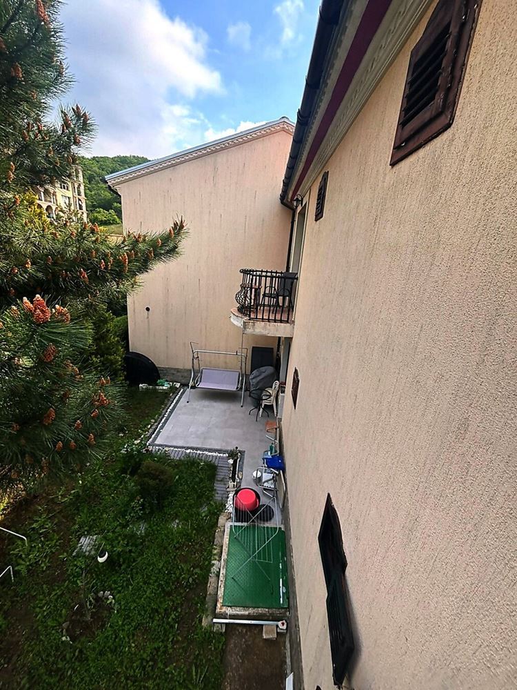Jasny apartament z jedną sypialnią, dużym tarasem i widokiem na zieleń w Elenite