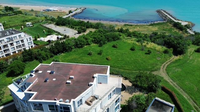 Dwupokojowe mieszkanie w pierwszej linii w Sarafowie – komfort, styl i morska atmosfera w kompleksie