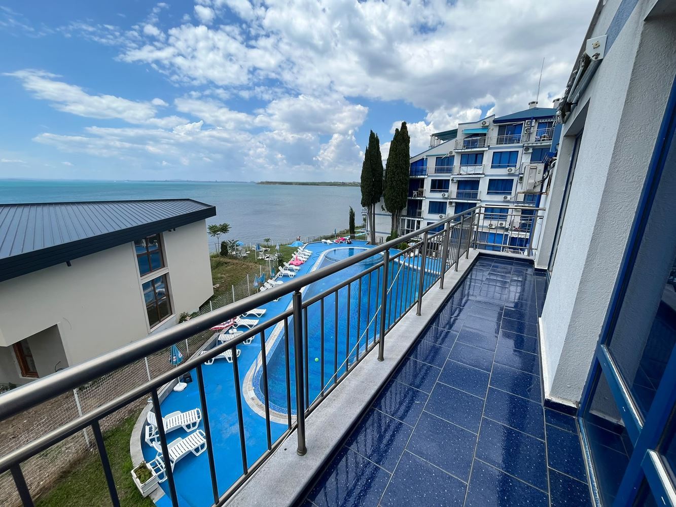 Apartament z dwiema sypialniami w pierwszej linii brzegowej w Pomorie z imponującą panoramą morza