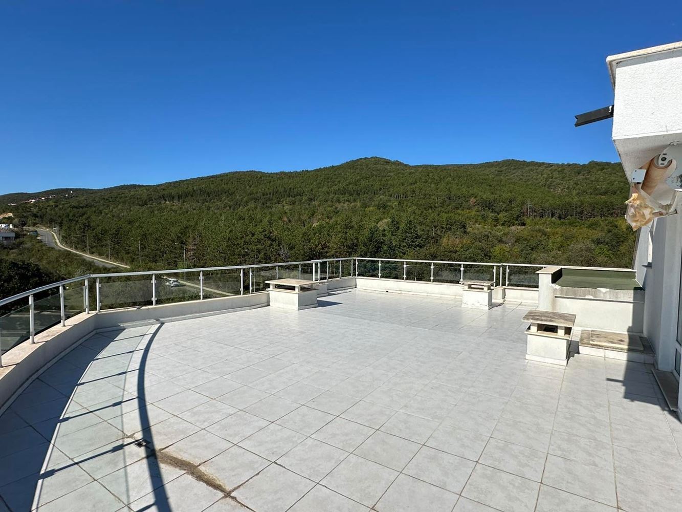 Pierwsza linia brzegowa w Sveti Vlas – imponujący apartament dwupoziomowy z trzema sypialniami, panoramicznym widokiem i ogromnym tarasem