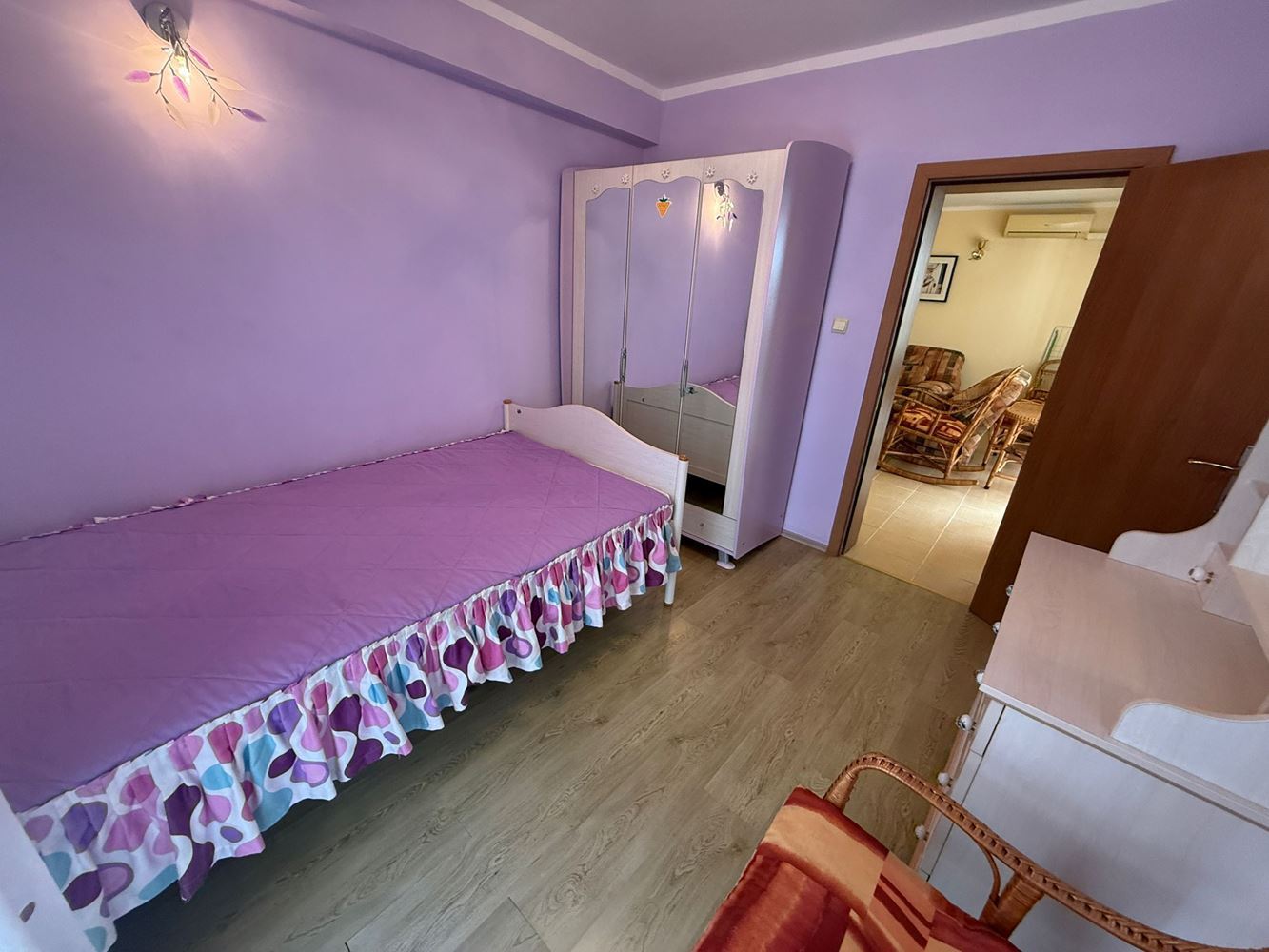 Przestronne dwupokojowe mieszkanie w Słonecznym Brzegu – komfort, natura i niska opłata eksploatacyjna