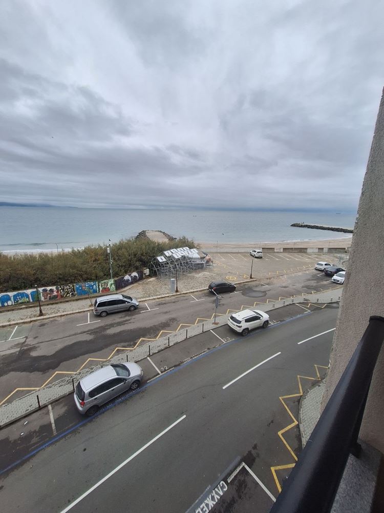Mieszkanie dwupokojowe w pierwszej linii brzegowej z panoramicznym widokiem na morze i przestronnym tarasem