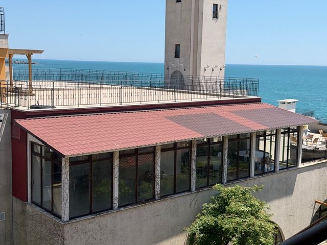 Dwupokojowy apartament na pierwszej linii z widokiem na morze w Aheloy