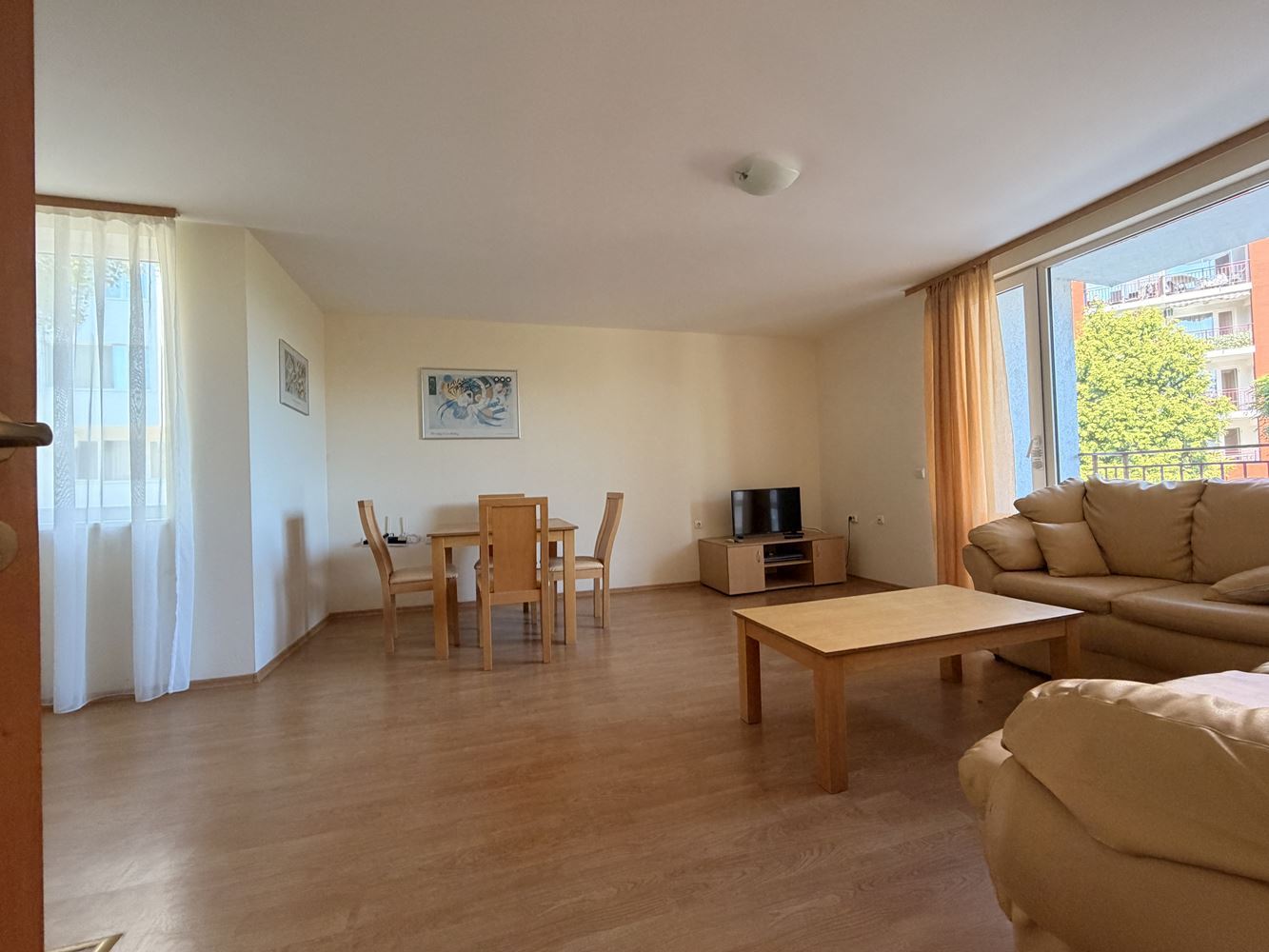 Apartament w absolutnie pierwszej linii w Świętym Własie! Przestronny apartament z jedną sypialnią z pięknym widokiem na morze