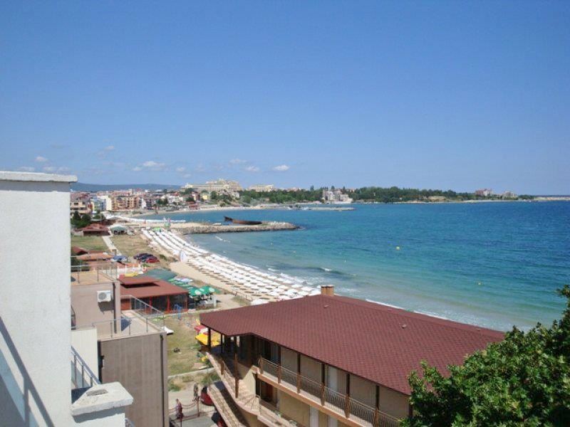 Słoneczne i przestronne studio z widokiem na morze w Rawdzie – 100 m od plaży, w zadbanym kompleksie z basenem i zielenią