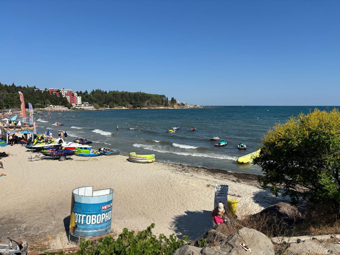 Przestronny apartament z trzema sypialniami i panoramicznym widokiem na morze, tylko 50 metrów od plaży – niska opłata za utrzymanie!