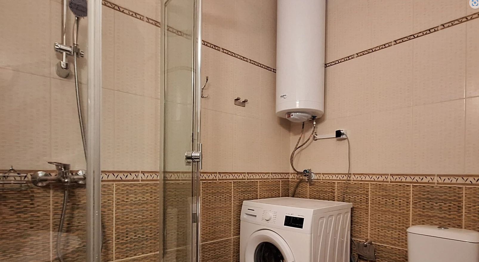 Apartament z jedną sypialnią na pierwszej linii brzegowej w Świętym Własie – przytulna nieruchomość z widokiem na basen i morze