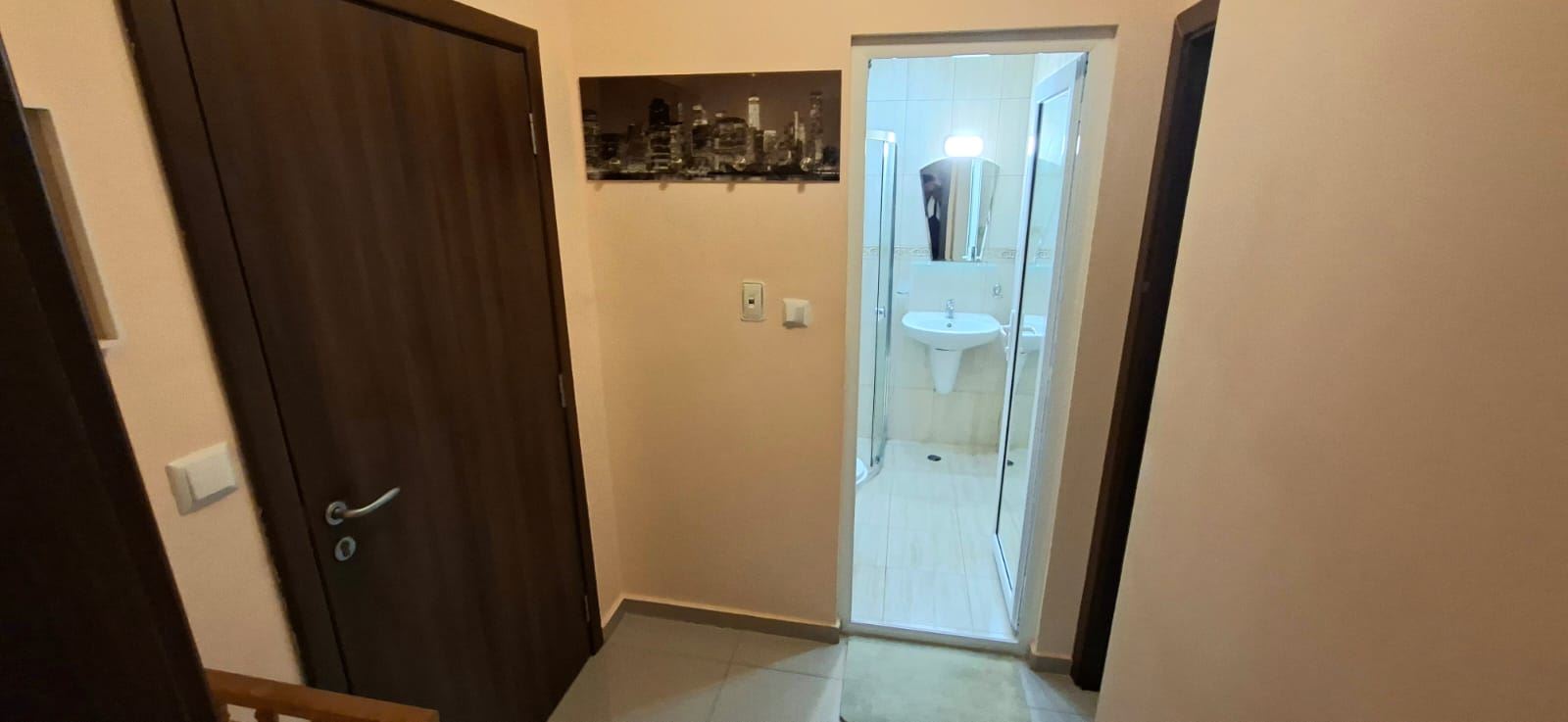 Komfort i funkcjonalność nad morzem – w pełni umeblowany apartament z jedną sypialnią w Świętym Własie