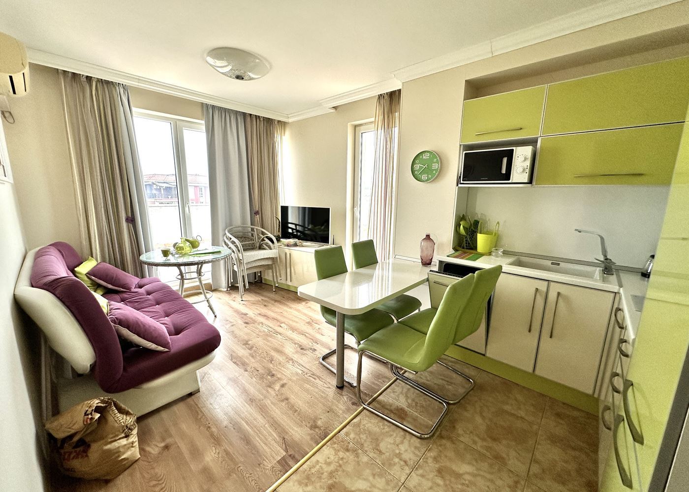 Przestronny apartament z dwiema sypialniami i widokiem na morze w Rawdzie