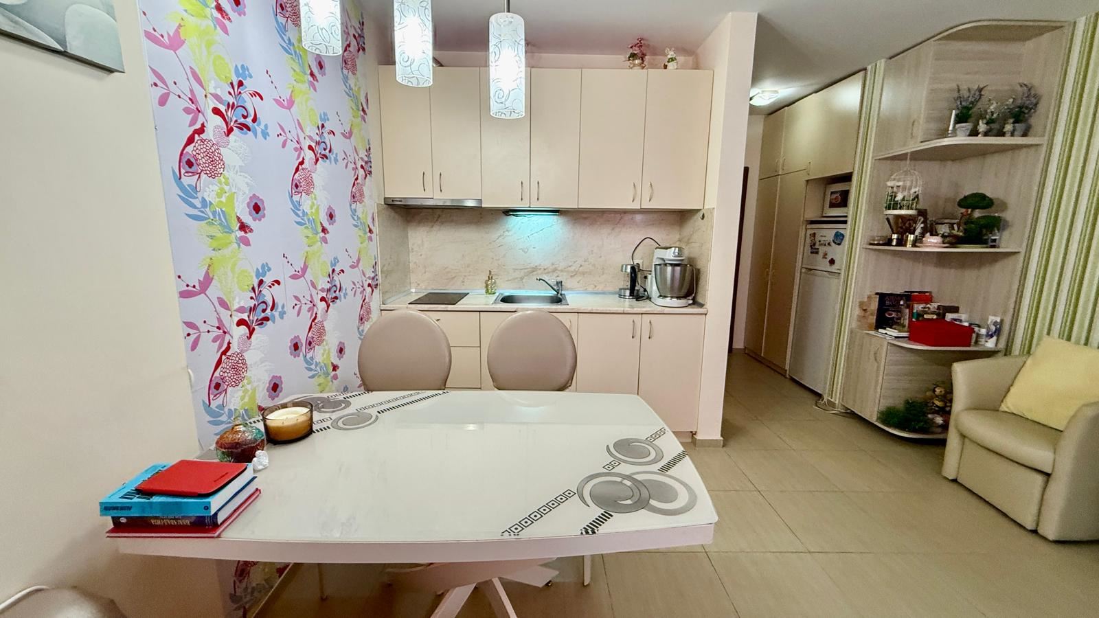 Apartament z dwiema sypialniami w pierwszej linii brzegowej w Nesebyrze – przestrzeń, dwie sypialnie i morze przed kompleksem