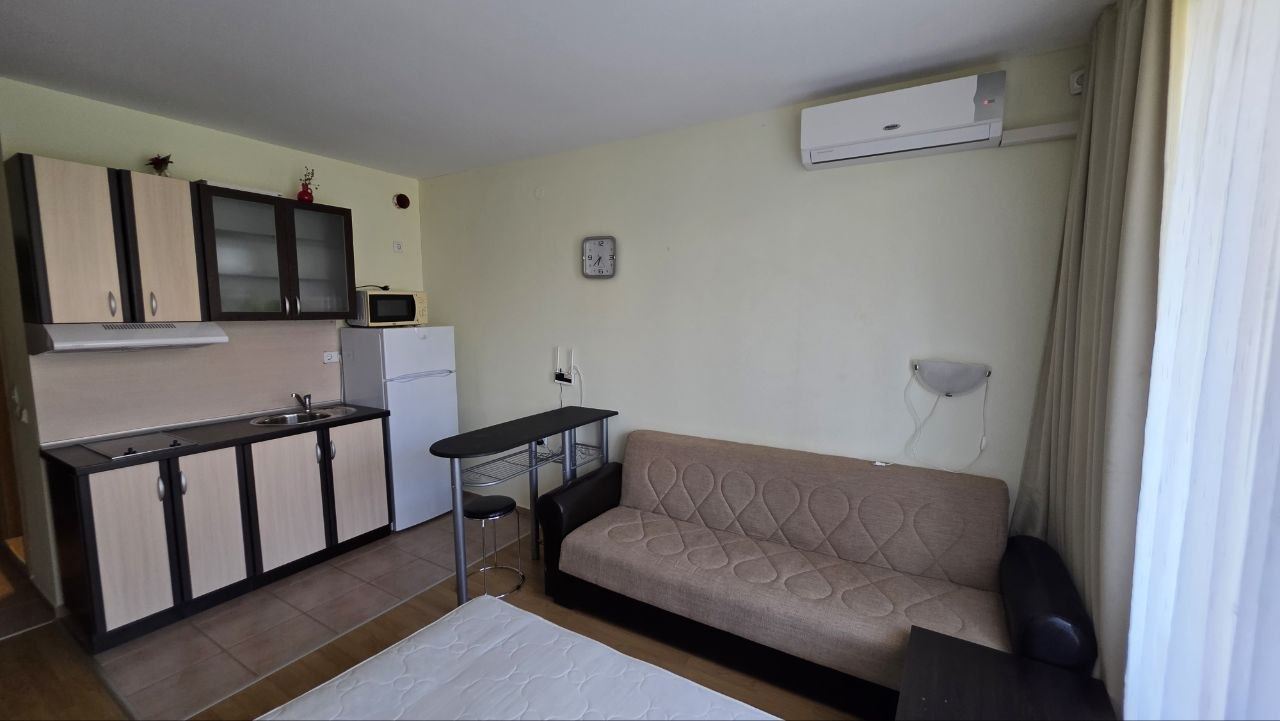 Praktyczne i przytulne studio w Słonecznym Brzegu – komfort i spokój z widokiem na basen