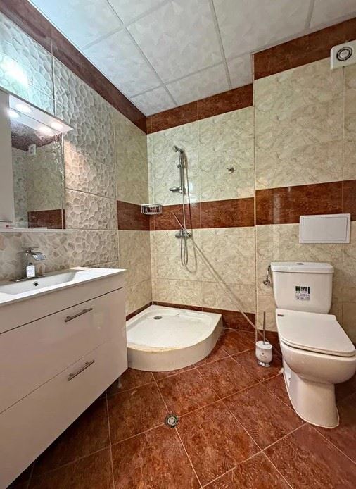 Apartament w pierwszej linii brzegowej w Elenite – generalny remont, prąd do użytku mieszkalnego i bezpośredni dostęp do plaży