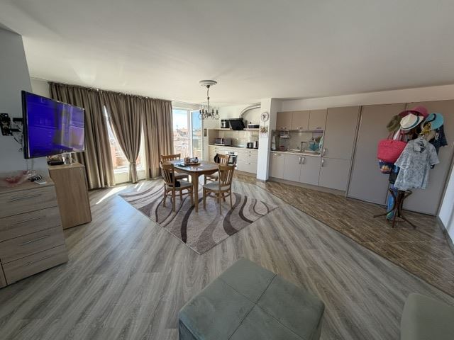 Przestronny apartament z jedną sypialnią i widokiem na morze w samym sercu Sarafowa z możliwością przebudowy na apartament z dwiema sypialniami
