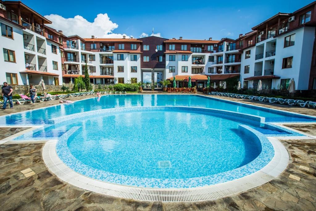 Przestronny apartament z jedną sypialnią i widokiem na zieleń w Nesebyrze – gotowy do zamieszkania