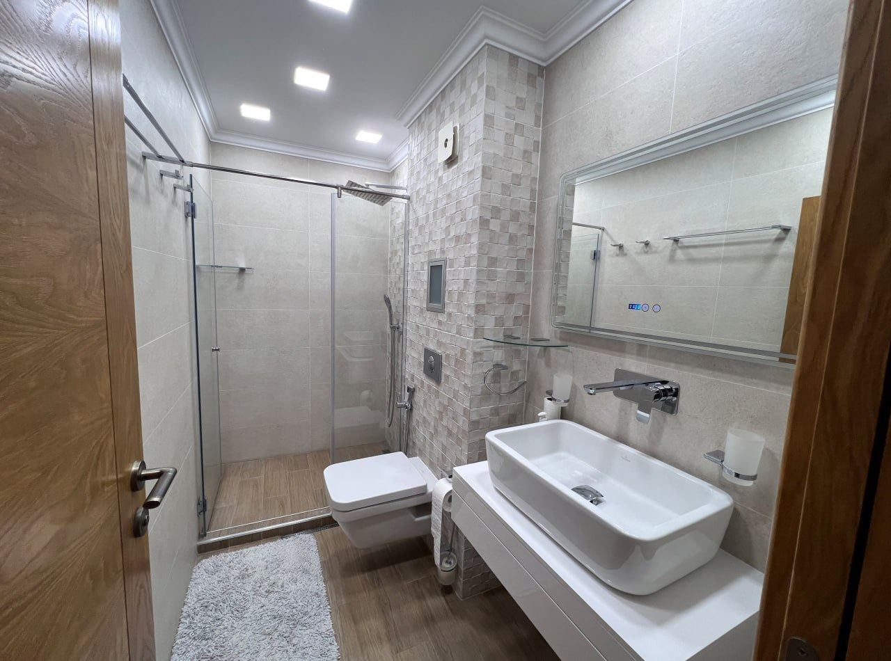 Przestronny apartament z trzema sypialniami i panoramicznym widokiem na morze, tylko 50 metrów od plaży – niska opłata za utrzymanie!