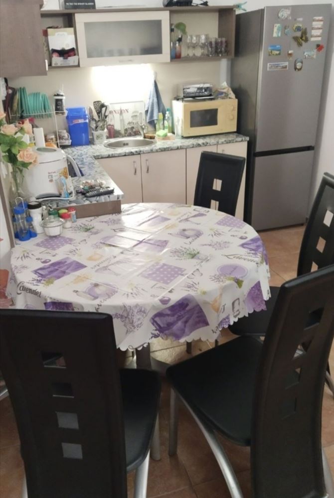Przestronne mieszkanie z dwiema sypialniami w Nesebyrze z niską opłatą za utrzymanie i bezpłatnym parkingiem