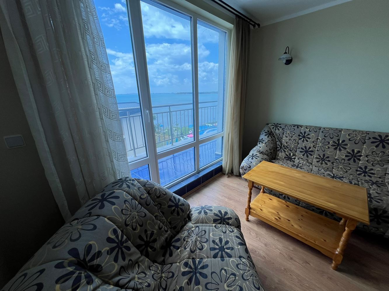 Apartament z dwiema sypialniami w pierwszej linii brzegowej w Pomorie z imponującą panoramą morza