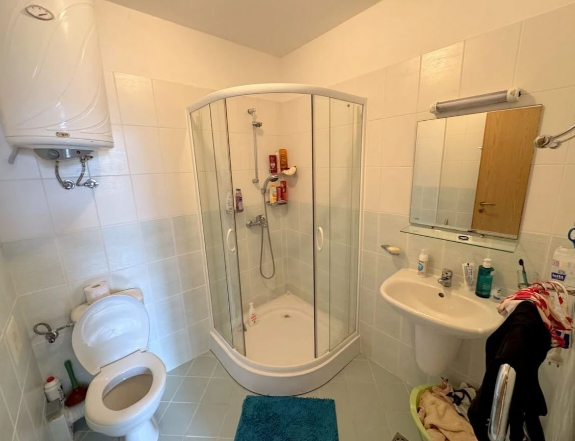 Apartament z dwiema sypialniami na pierwszej linii brzegowej w Rawdzie – panoramiczny widok na morze i prestiżowa lokalizacja
